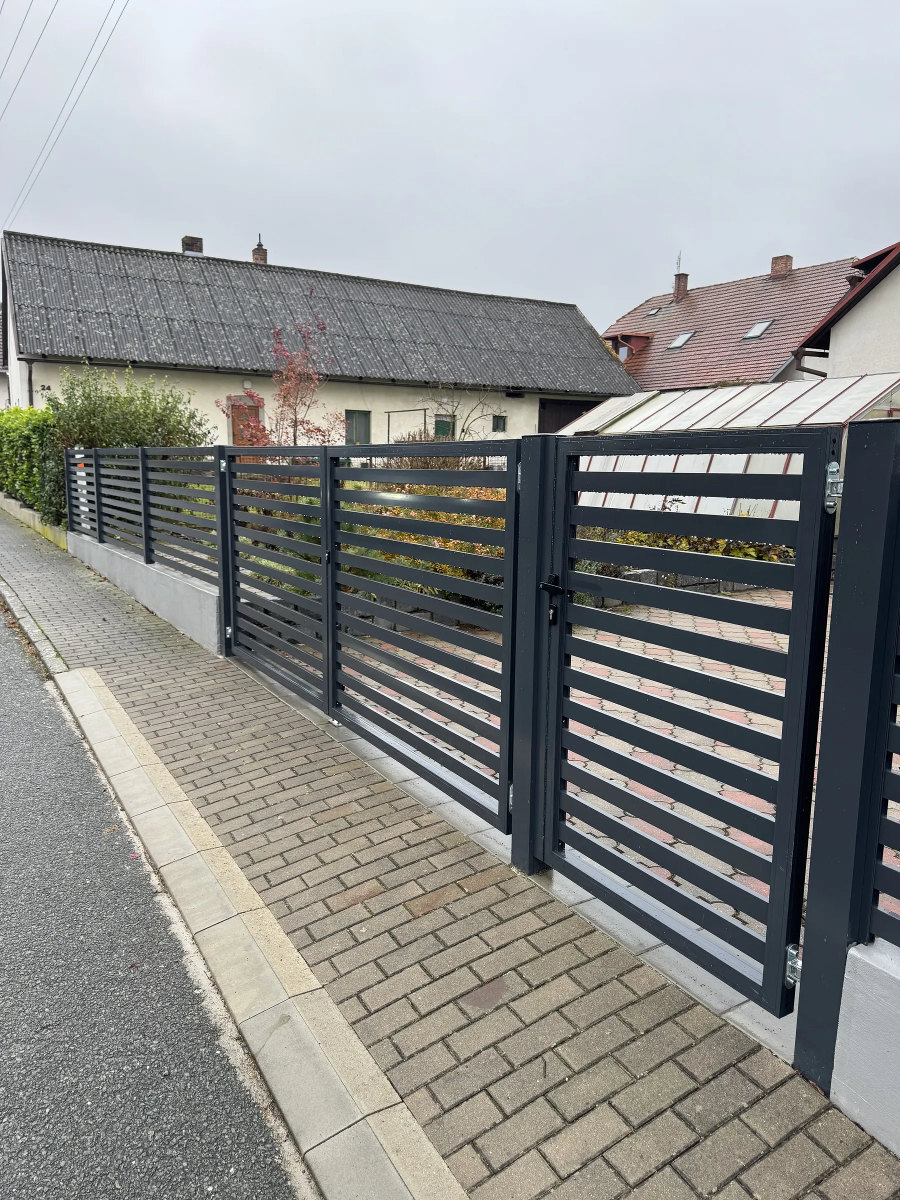 Hliníkový plot namontovaný firmou Gazebo s.r.o.