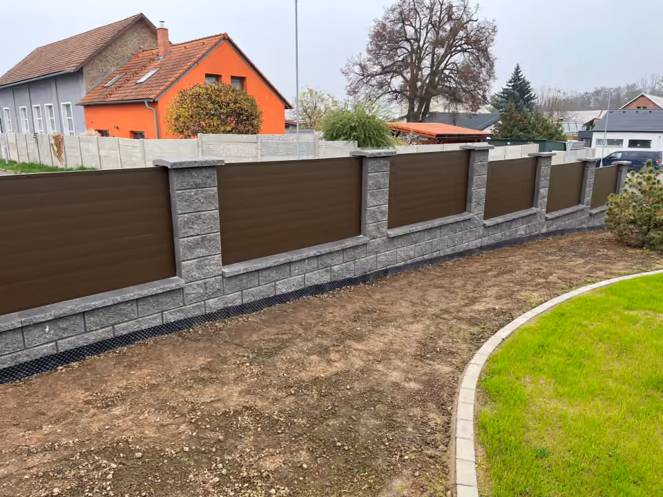 Moderný hliníkový plot pri rodinnom dome